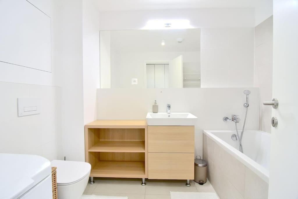 Apartament Downtown Charm With Free Parking Spot Bratysława Zewnętrze zdjęcie